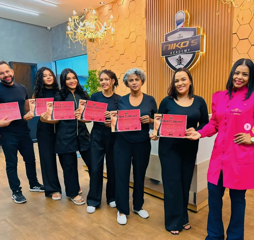Alunos da Nikos Academy recebendo certificados