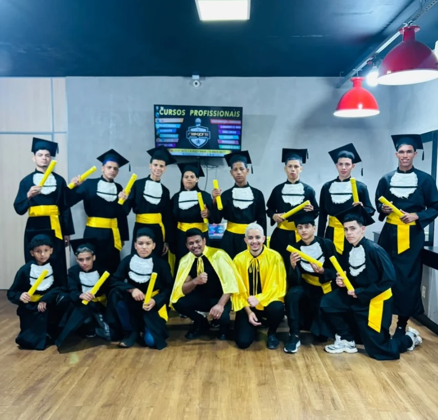 Turma de alunos em cerimônia de formação