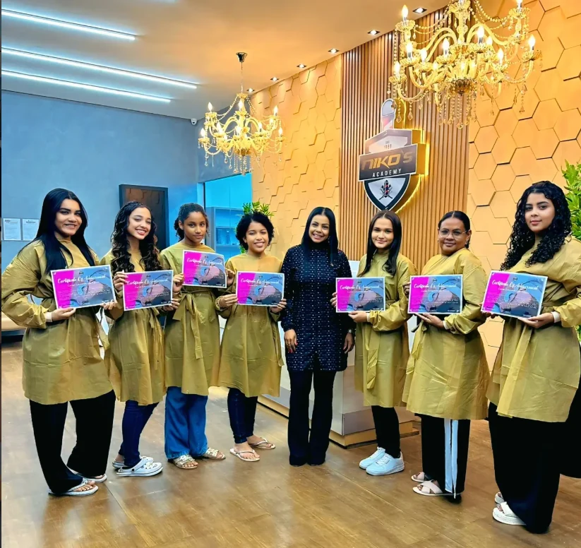 Turma recebendo certificados